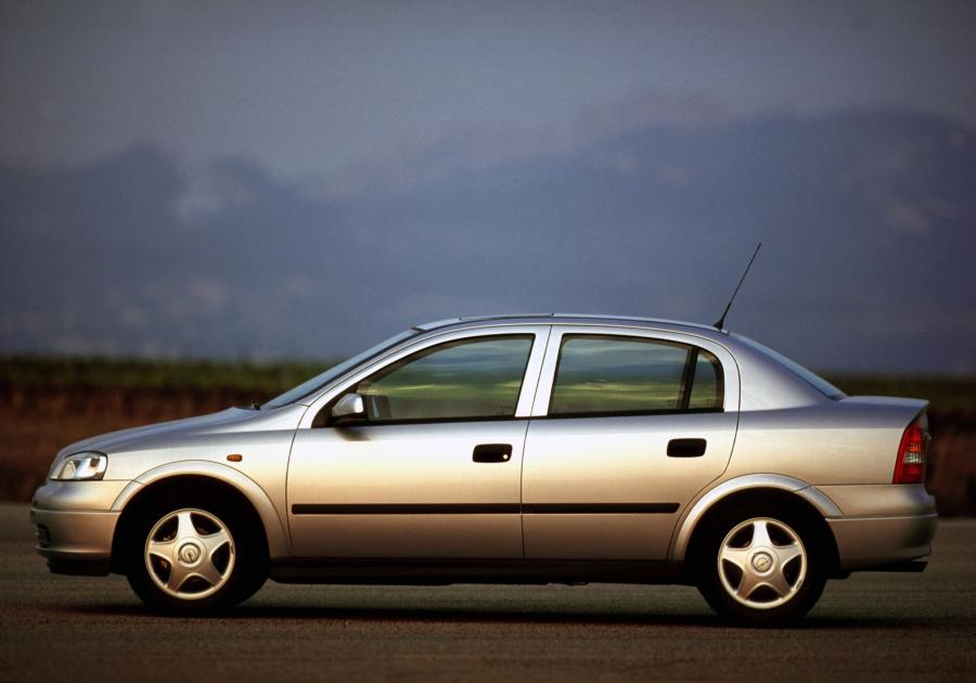  Opel Astra Sedan 1998 года  (фото 17 из 21)